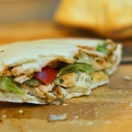 Пита с поджаренным на гриле лососем, авокадо и рукколой с соусом из васаби