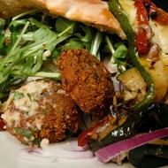 Пита с пряными мясными шариками, рукколой, майонезом с хариссой и дольками картофеля