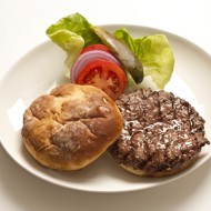 Подкопченые гамбургеры с сыром и беконом на гриле