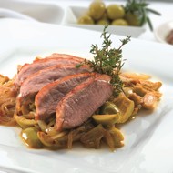 Подкопченная грудка  утки с клюквенным соусом