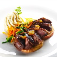 Подсушенная утиная грудка под соусом из красного вина с карамелизованным кумкватом