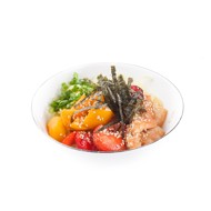 Поке с лапшой, креветками и сезонными ягодами