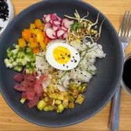 Поке с тунцом, овощами и яйцом