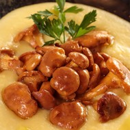 Полента с лисичками