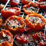 Помидоры на гриле с базиликом