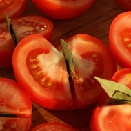 Помидоры с луком-пореем и бальзамическим уксусом