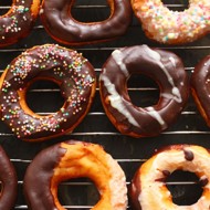 Пончики в темном и белом шоколаде