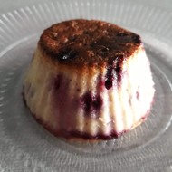 Порционная творожная запеканка с ягодами