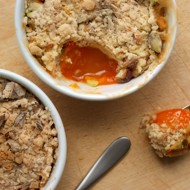 Порционный крамбл с абрикосами и фисташками