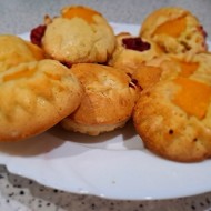 Порционные бисквиты с яблоками, персиком и малиной