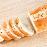 Постный хлеб из спельтовой муки с розмарином и зеленым перцем