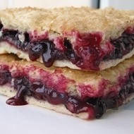 Постный пирог с черной смородиной