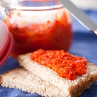 Постный спред из жареных перцев, семян подсолнуха и чили