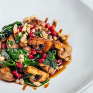 Постный салат с грибами, шпинатом и орехами