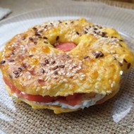 ПП-бейгл с красной рыбой и творожным сыром