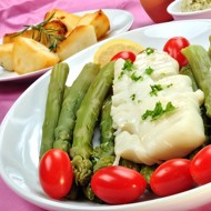 Припушенная треска со спаржей и винно-лимонным соусом
