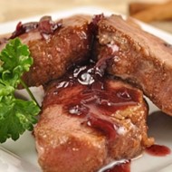 Пряные медальоны из свинины в клюквенно-апельсиновом соусе