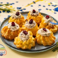 Профитроли со сливочным тунцом и вяленой клюквой