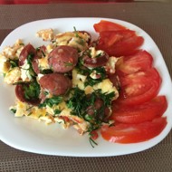 Простой омлет с сосисками и помидорами