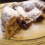 Простой вишневый штрудель