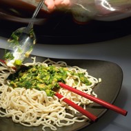 Пшеничная лапша с соусом из зеленого лука и имбиря