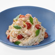 Пшеничная лапша с лососем и сливочным сыром