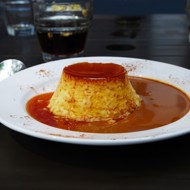 Пудинг из печенья с ягодным соусом