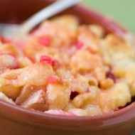 Пудинг с ревенем и клубникой