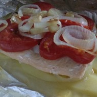 Радужная форель на подушке из картофеля с овощами (в фольге)