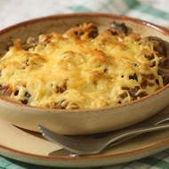 Рагу из баклажанов с говядиной под сырной корочкой