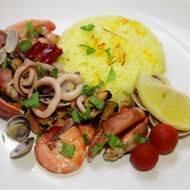 Рагу из морепродуктов с изюмом и орехами