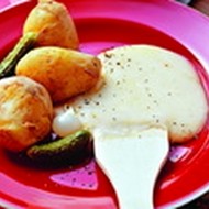 Раклет из сыра, картофеля, маринованных огурчиков и хлеба