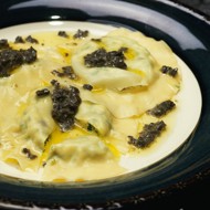 Равиоли с перепелиными яйцами и трюфельным маслом