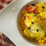 Равиоли с рикоттой в апельсиновом соусе с фрикасе из фруктов