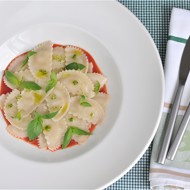 Равиоли с сыром скаморца и свежим базиликом