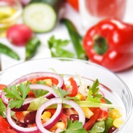 Разноцветный фасолевый салат с кукурузой