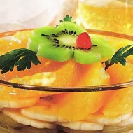 Разноцветный фруктовый салат с черносливом и орехами