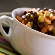 Разноцветный салат с черной фасолью и лаймовым винегретом