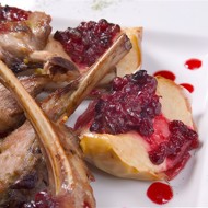 Ребрышки ягненка с клюквенным чатни и клюквенно-винным соусом