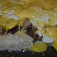 Рыба, запеченная в сметане, с картофелем и грибами