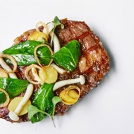 Рибай с пикантным соусом с перцем