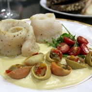 Рыбные рулеты с соусом сабайон из сладкой кукурузы и фаршированные мини-конкильони