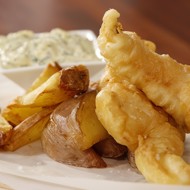 Рыбное филе в пивном кляре с васаби, с картофелем и соусом тартар