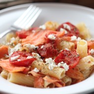 Ригатони с обжаренным лососем, помидорами черри и сыром фета