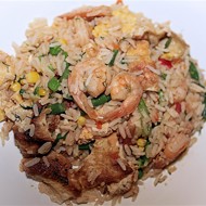 Рис с креветками, овощами и омлетом