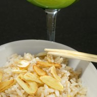 Рис с мускатным орехом, корицей и чесночными чипсами