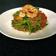 Рисовая лапша с рукколой и креветками