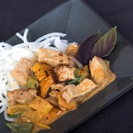 Рисовая лапша со свининой и карри