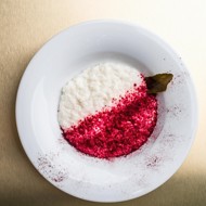 Рисовая каша на кокосовом молоке с каффирским лаймом и свекольной пылью