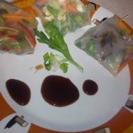 Рисовые блинчики с рукколой, морковью, луком и мясом